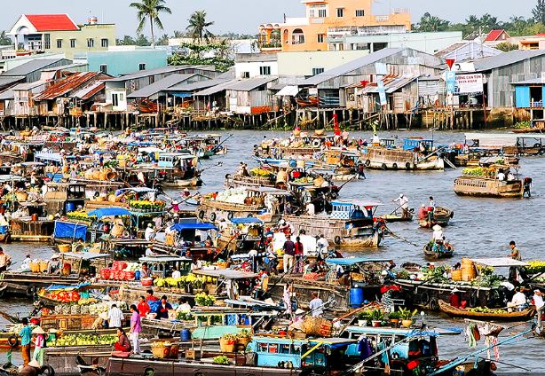 Cai-Rang-floating-market-in-mekong-delta-vietnam-1